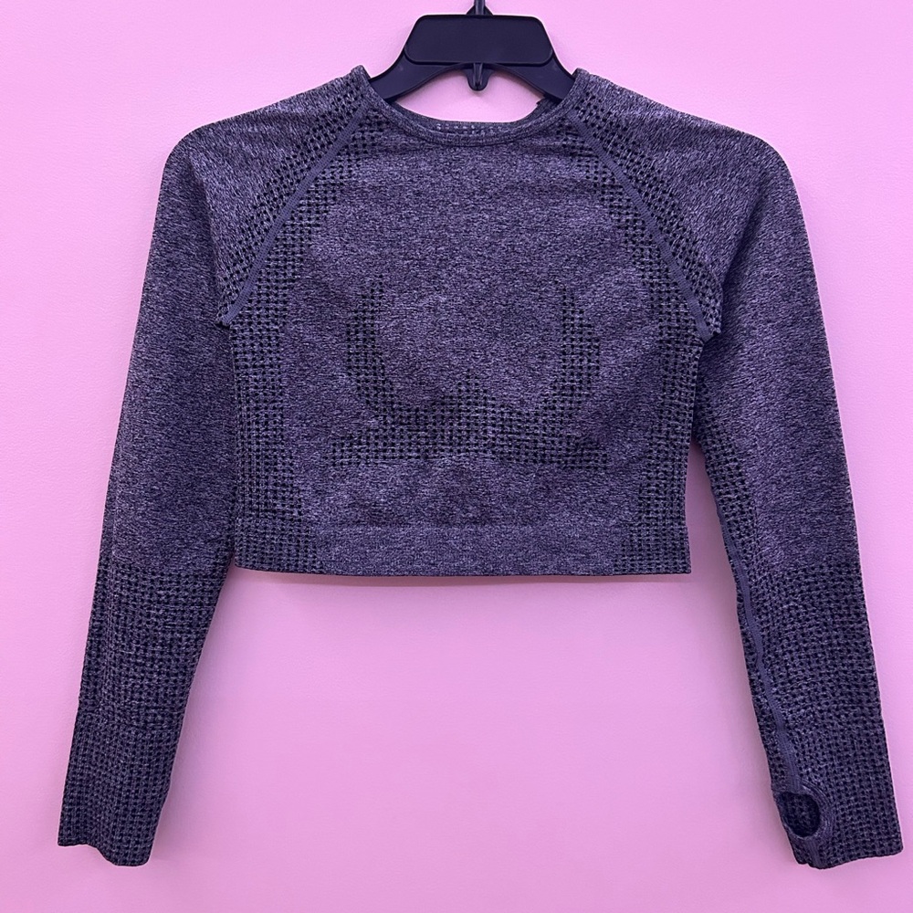 fitted cropped long sleeved gym shirt…size SMALL/MEDIUM